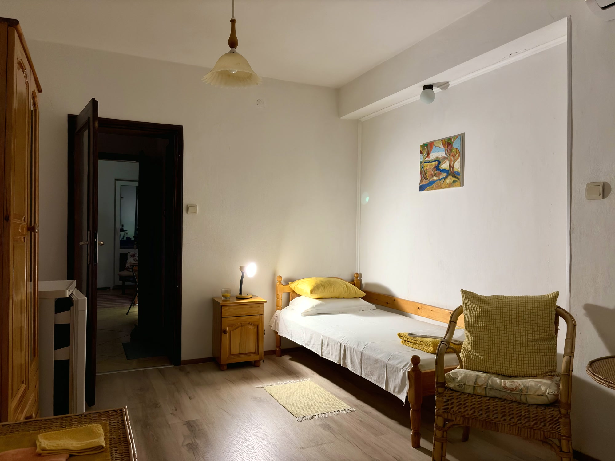 Cosy room with yellow accents at Villa Fiord